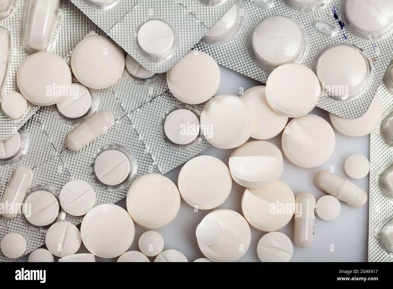 Comprimés et capsules pilules sur fond blanc Banque D'Images