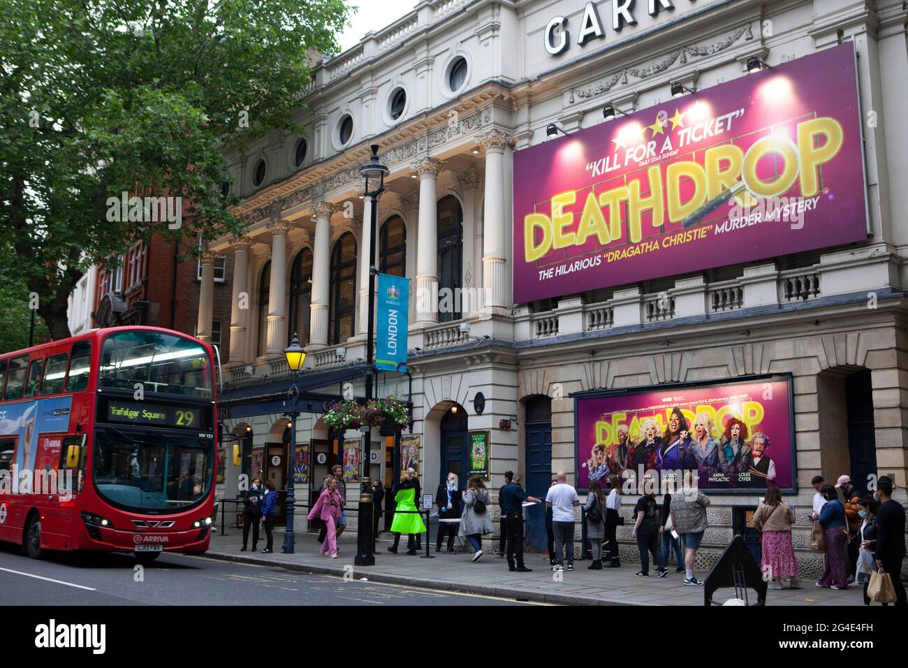 Londres, Royaume-Uni, 20 juin 2021 : la file d'attente pour les contrôles de température avant le Deathdrop Drag show au Garrick Theatre. Présenté comme un spectacle 'Dragatha Christie', il s'agit de l'un des nombreux spectacles de théâtre à ouvrir avec un public socialement distancé. Anna Watson/Alamy Banque D'Images