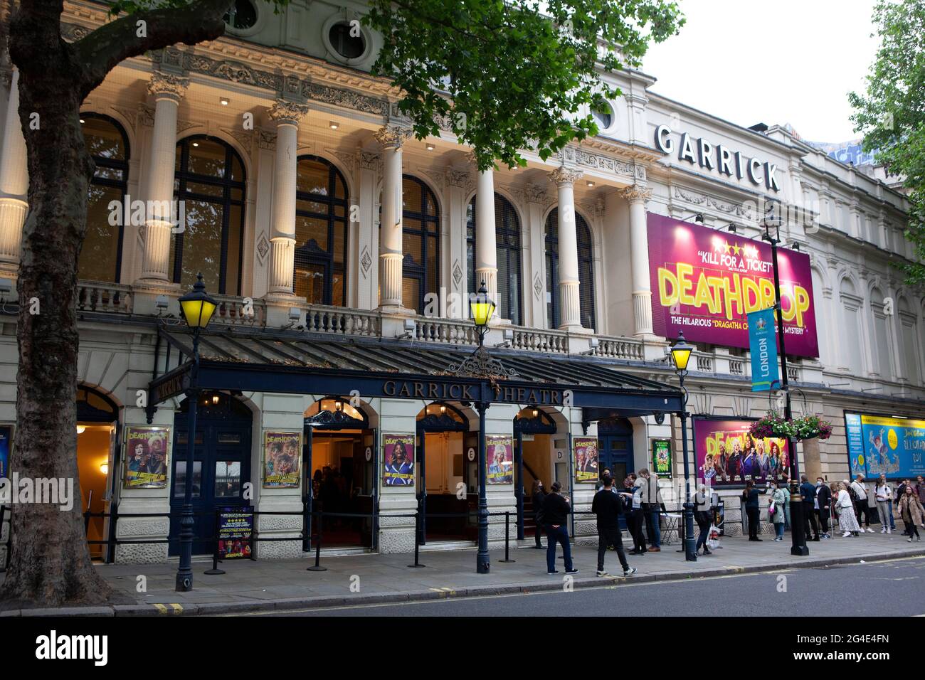Londres, Royaume-Uni, 20 juin 2021 : la file d'attente pour les contrôles de température avant le Deathdrop Drag show au Garrick Theatre. Présenté comme un spectacle 'Dragatha Christie', il s'agit de l'un des nombreux spectacles de théâtre à ouvrir avec un public socialement distancé. Anna Watson/Alamy Banque D'Images