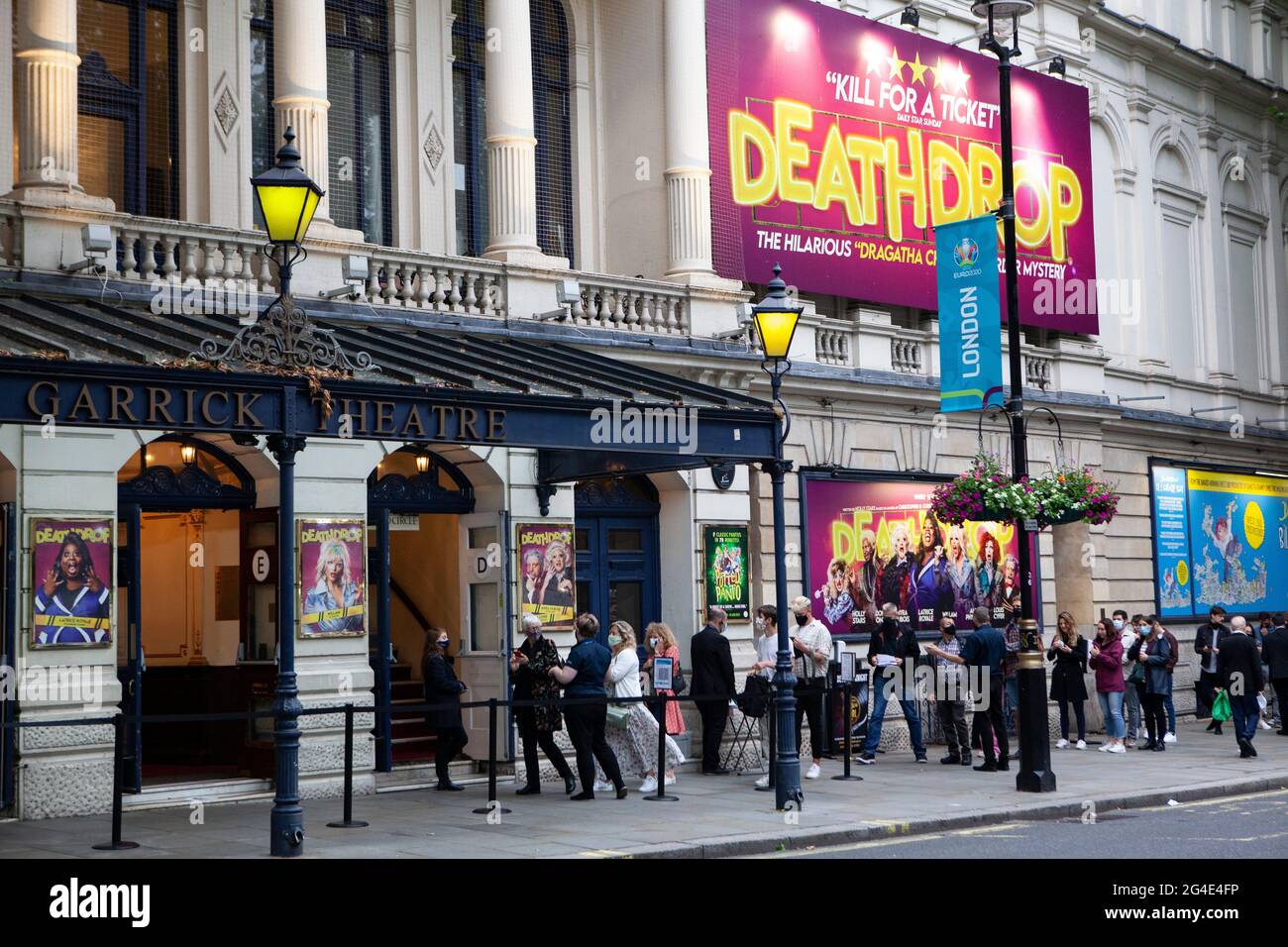 Londres, Royaume-Uni, 20 juin 2021 : la file d'attente pour les contrôles de température avant le Deathdrop Drag show au Garrick Theatre. Présenté comme un spectacle 'Dragatha Christie', il s'agit de l'un des nombreux spectacles de théâtre à ouvrir avec un public socialement distancé. Anna Watson/Alamy Banque D'Images