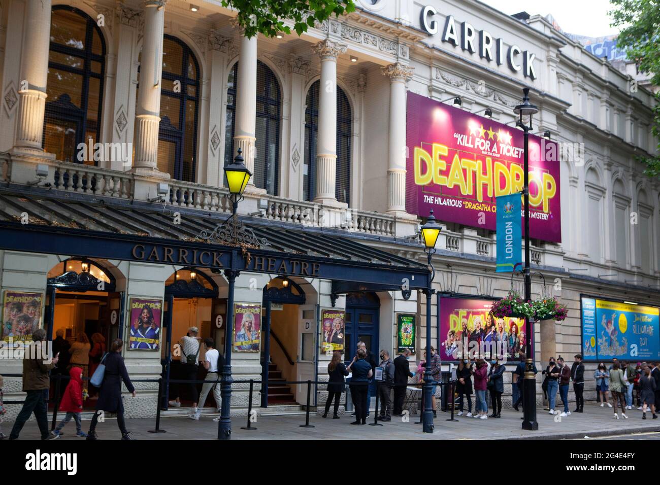 Londres, Royaume-Uni, 20 juin 2021 : la file d'attente pour les contrôles de température avant le Deathdrop Drag show au Garrick Theatre. Présenté comme un spectacle 'Dragatha Christie', il s'agit de l'un des nombreux spectacles de théâtre à ouvrir avec un public socialement distancé. Anna Watson/Alamy Banque D'Images