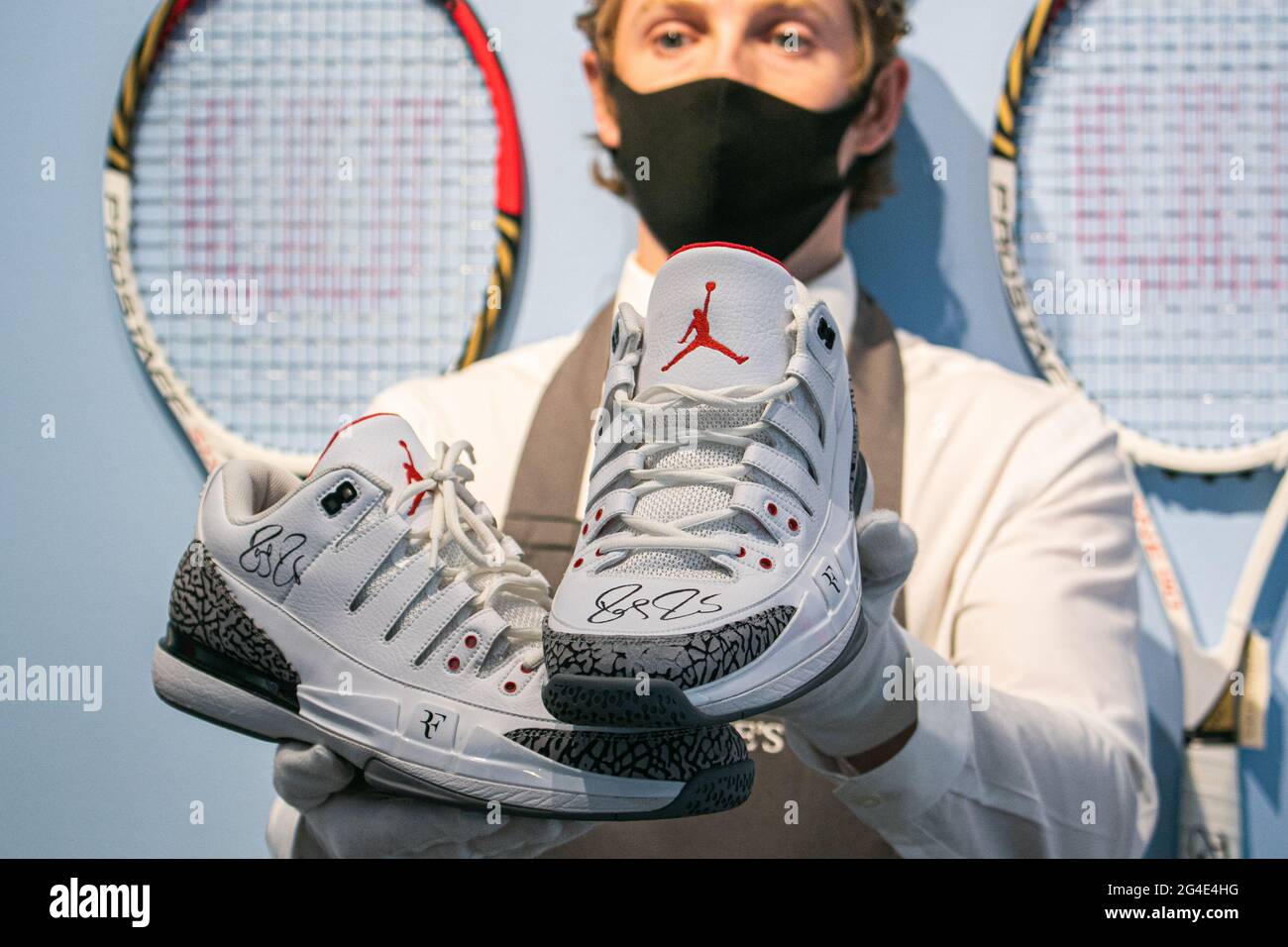 LONDRES 21 juin 2021. TOURNOI DE ROGER FEDERER AIR JORDANS US OPEN, 2014  chacun signé « Roger Federer », avec logo Air Jordan « Jumpman » cousu (sur  la languette), fabriqué par