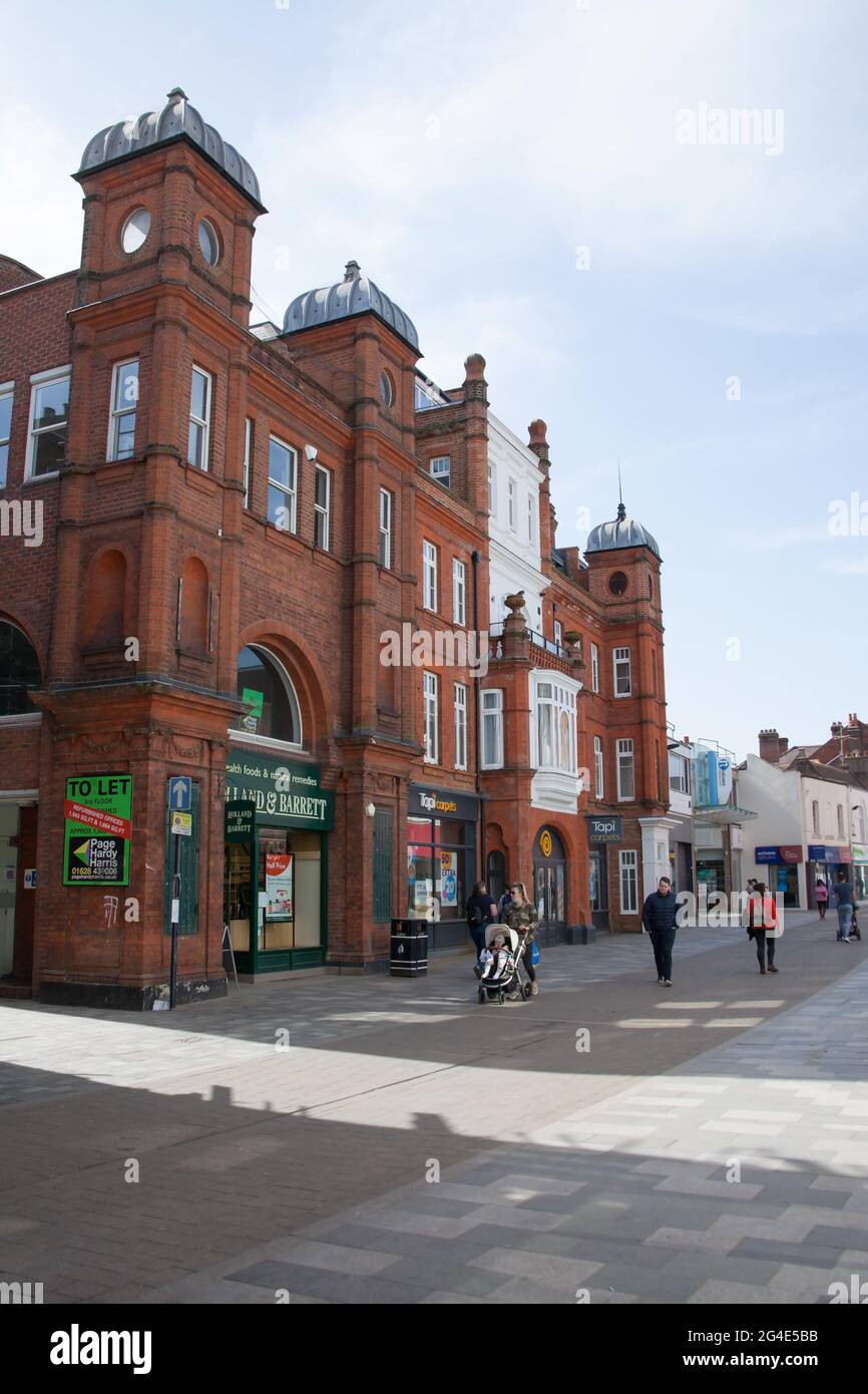 Vue sur les boutiques de High Street à Maidenhead, Berkshire, au Royaume-Uni Banque D'Images