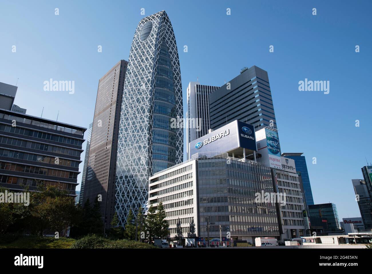 Bâtiment Subaru et autres grands bâtiments dans le quartier des affaires de Shinjuku, Tokyo, Japon Banque D'Images