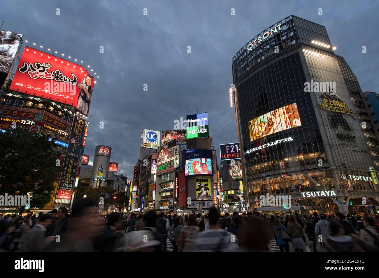 Les gens au Shibuya Scramble Crossing à Tokyo, Japon Banque D'Images