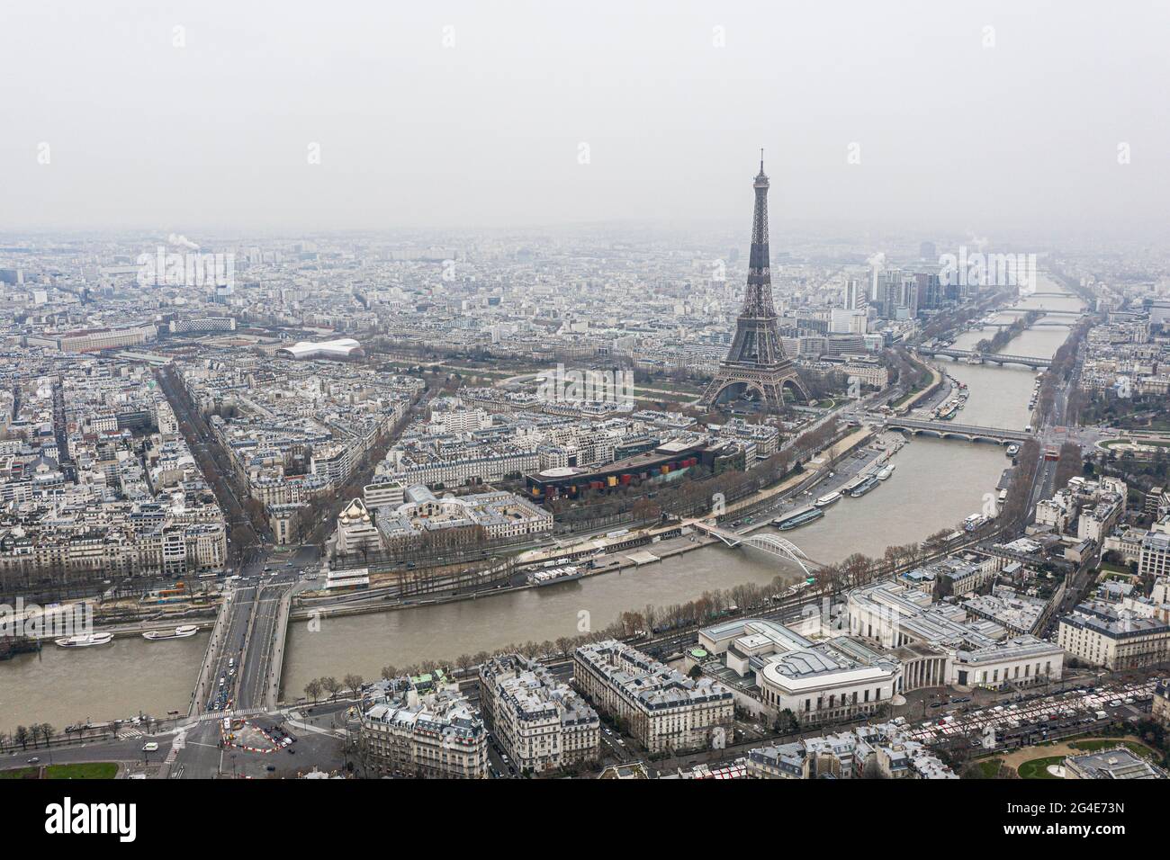 Vue sur la tour Eiffel et la rivière sur les toits de Paris par une journée gris et nuageux Banque D'Images