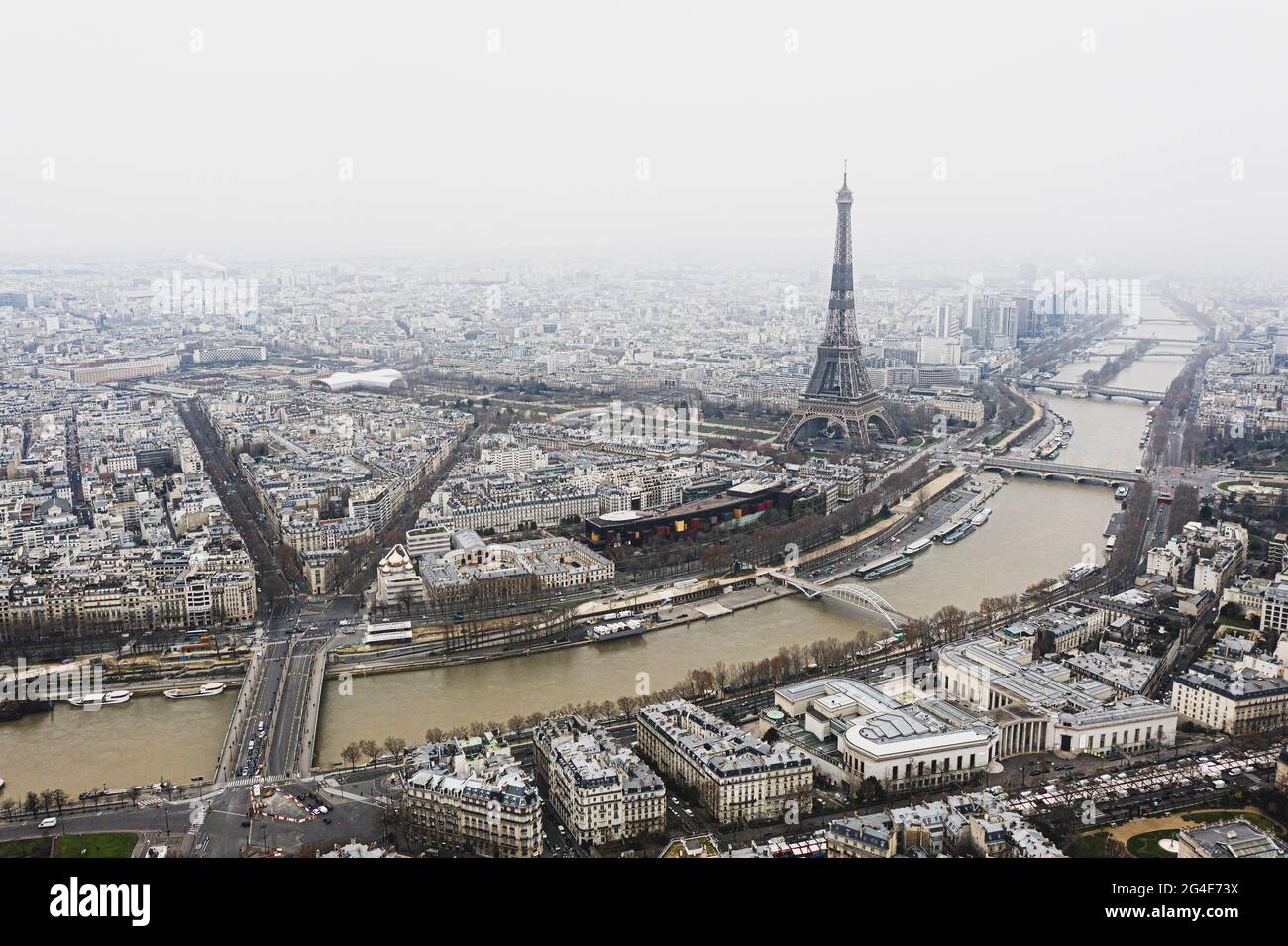 Vue sur la tour Eiffel et la rivière sur les toits de Paris par une journée gris et nuageux Banque D'Images
