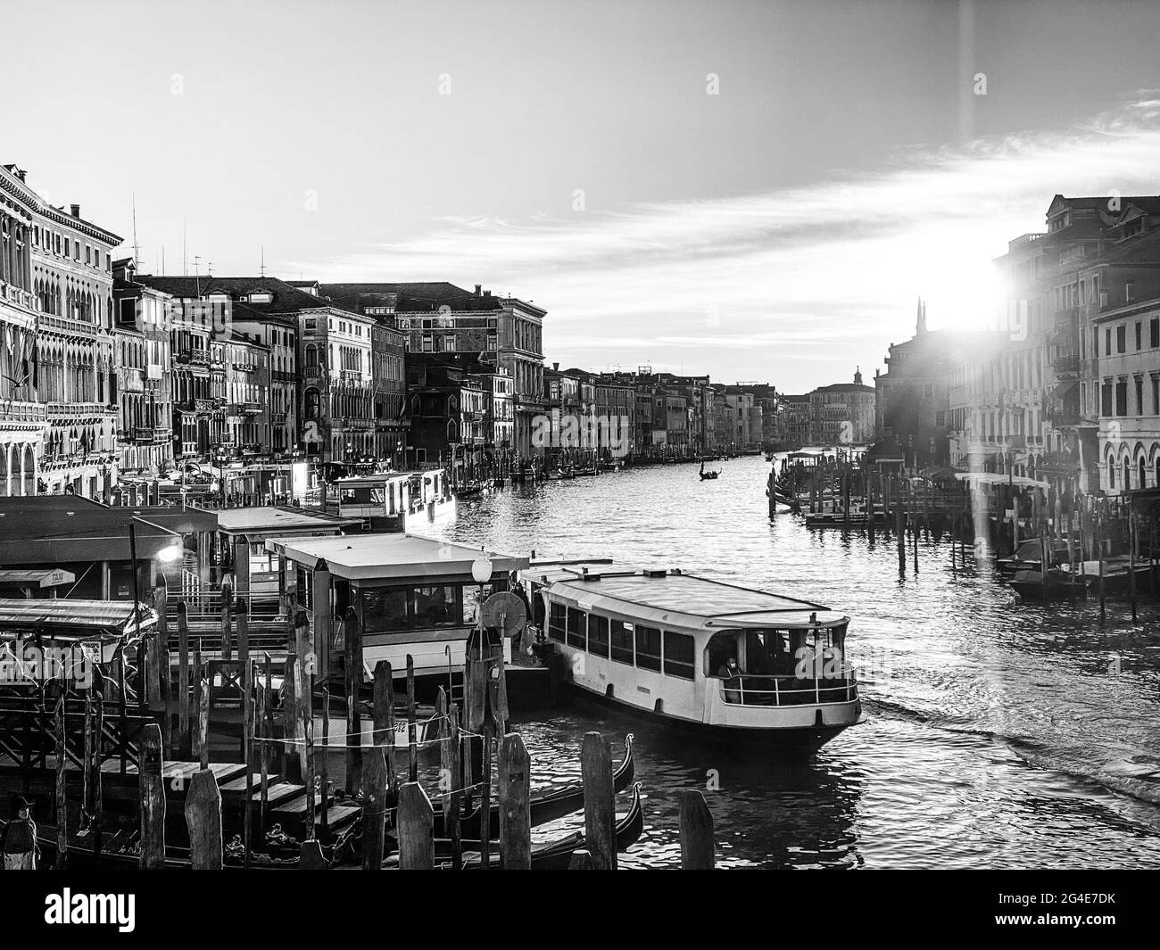 Vue en noir et blanc sur le grand canal depuis le pont du Rialto au coucher du soleil Banque D'Images