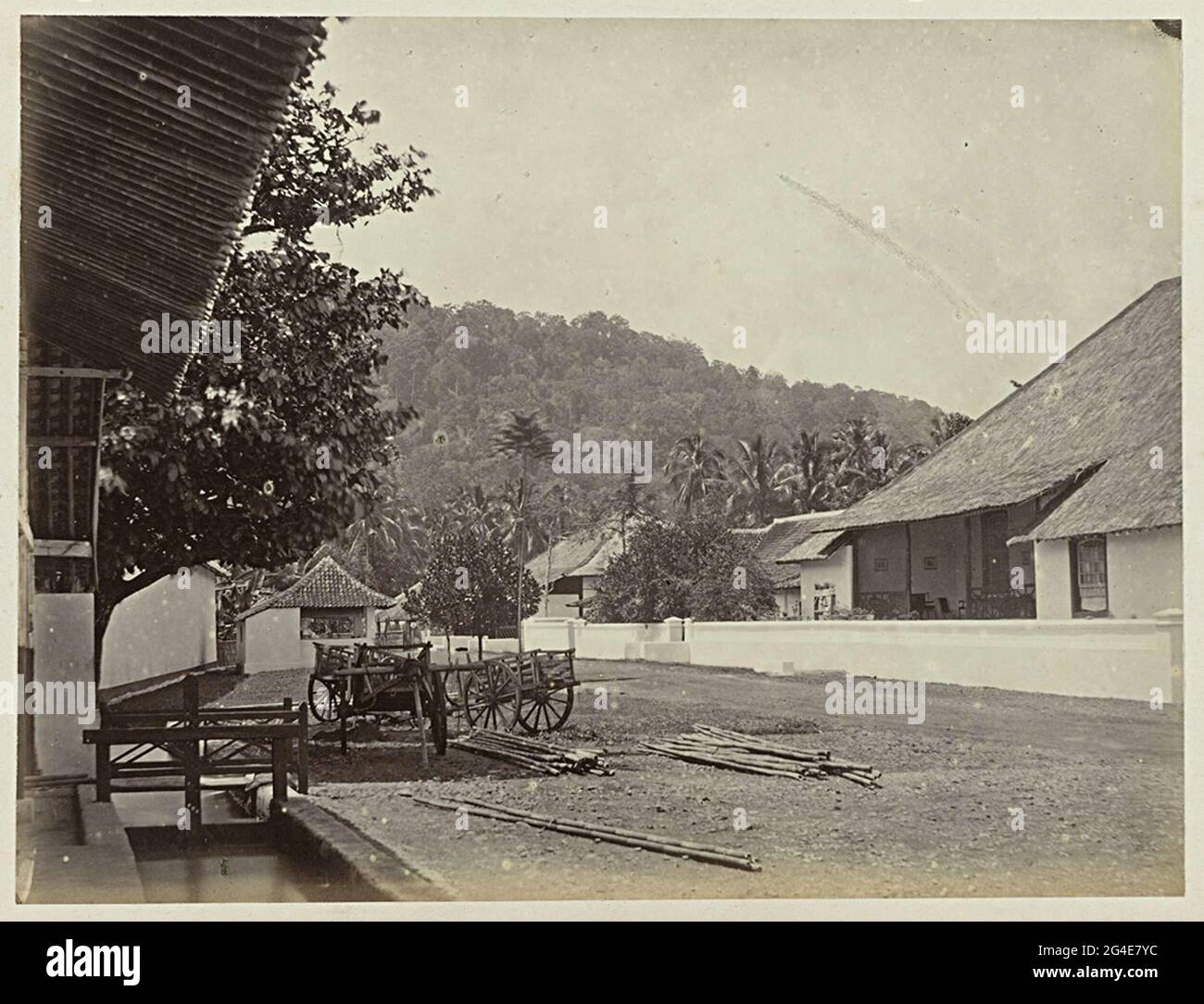 . Vue dans la rue par un village, liens quelques chariots. Partie de l'album photo vert avec des photos de Java, de la possession du pharmacien Woodpecker-Grab, de retour aux pays-Bas de Batavia en 1865. Banque D'Images