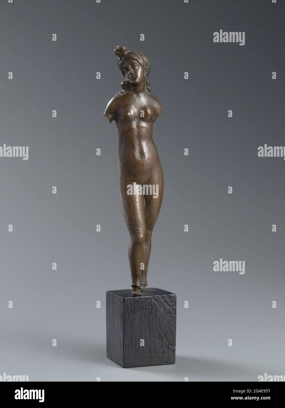 . Au XVIIIe siècle, cette petite Vénus était au Museo Ridolfini-Corazzi à Cortona (Italie), une collection renommée d'art étrusque et romain, elle était alors considérée comme une ancienne statuette romaine, mais elle est maintenant attribuée au Fleming Elias de Witte, qui travaillait à Florence. En omettingles bras et en broutant la surface, il a délibérément donné à Vénus l'apparence d'une figurine de bronze romain excavée. Banque D'Images