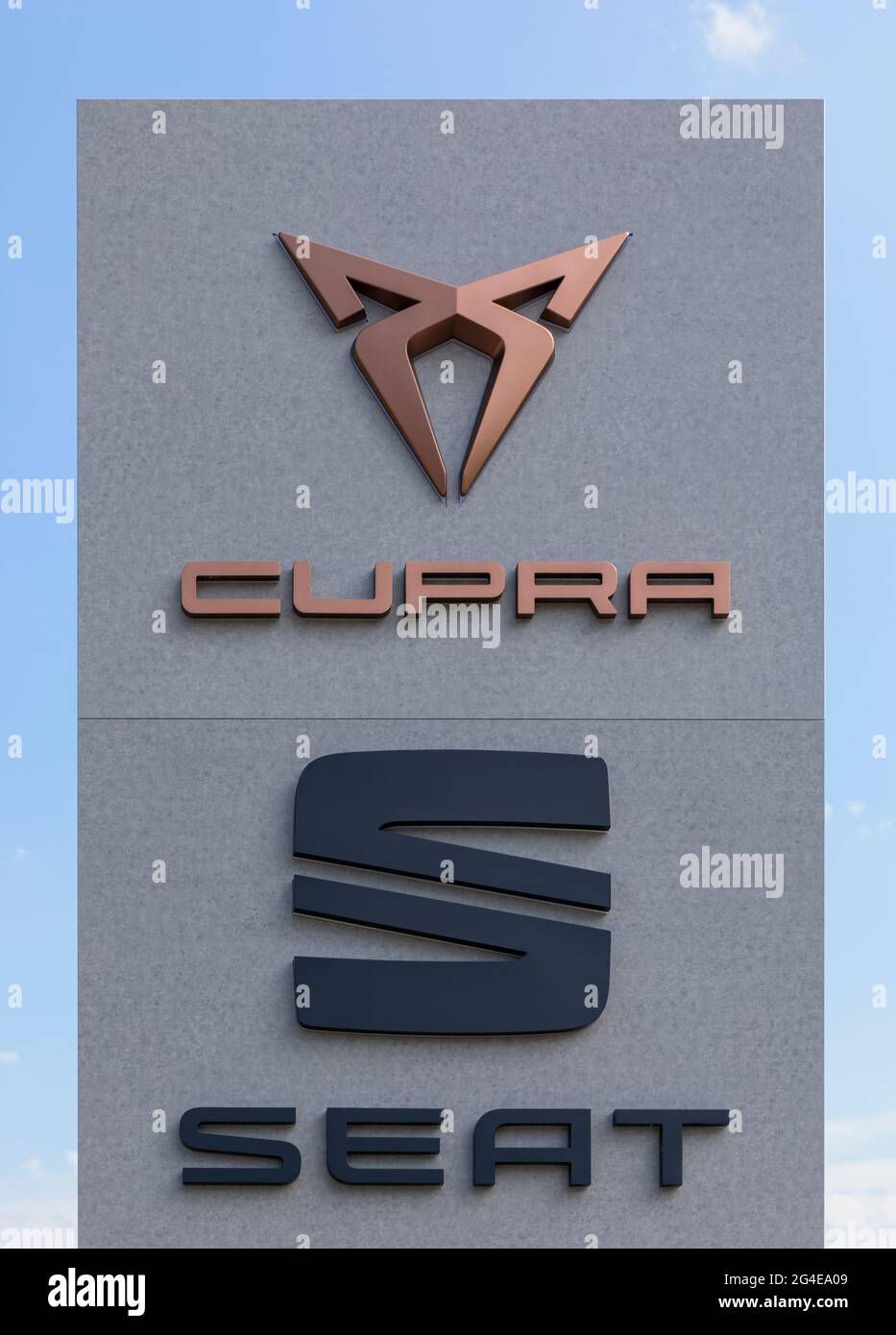 Stade, Allemagne – 2 juin 2021. Signalisation sur le poteau en béton identifiant LE SIÈGE et le concessionnaire DE voitures CUPRA. SEAT Cupra, S.A.U. est la filiale de sports automobiles de Banque D'Images