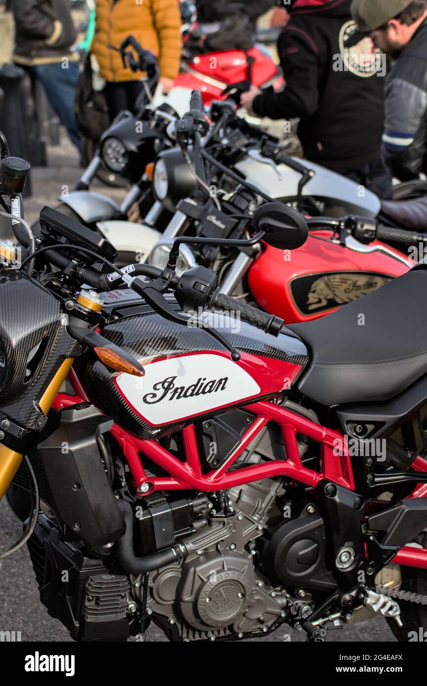 Rangée de motos indiennes modernes lors D'une rencontre sur Mudeford Quay Banque D'Images