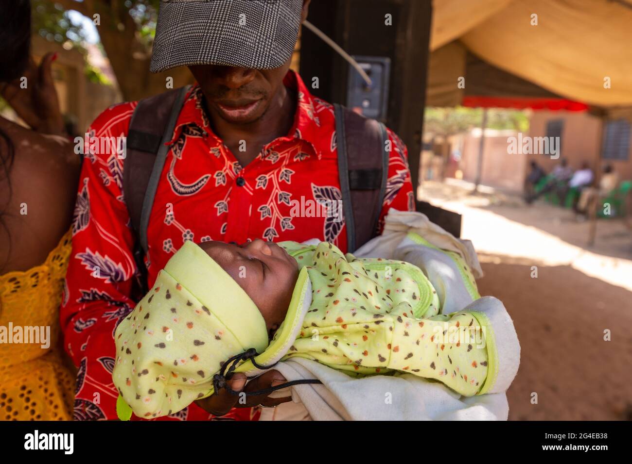 Mbour Senegal Decembre Circa Nouveau Ne De Bebe Africain Noir Sur Le Bras De Son Pere Vetu Pour Le Jour Du Bapteme Photo Stock Alamy