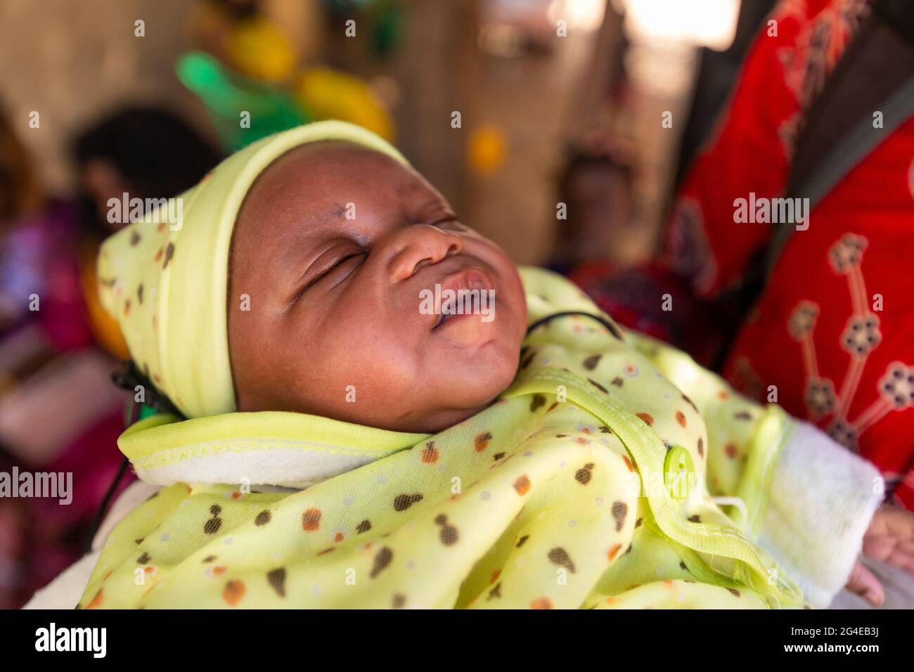 Mbour Senegal Decembre Circa Nouveau Ne De Bebe Africain Noir Sur Le Bras De Son Pere Vetu Pour Le Jour Du Bapteme Photo Stock Alamy