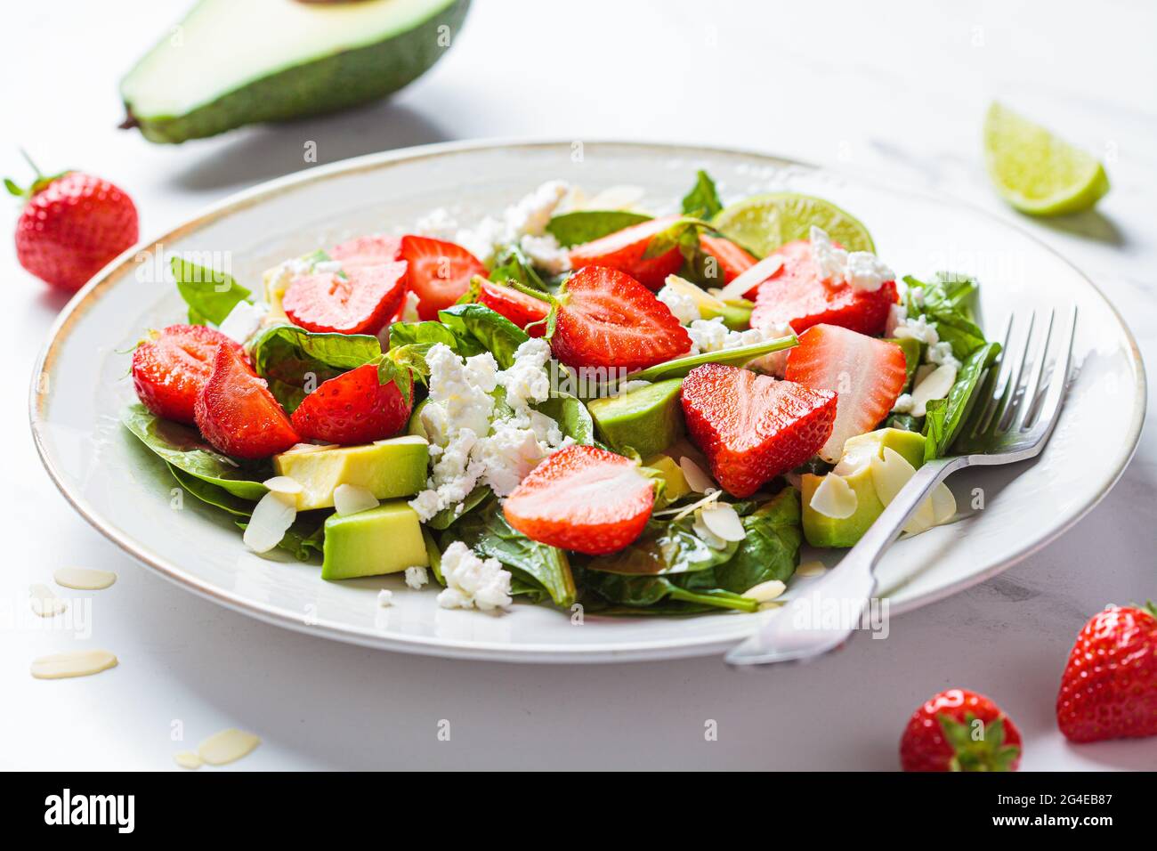 Salade de fraises aux épinards, fromage feta, avocat et amandes. Concept alimentaire d'été. Banque D'Images