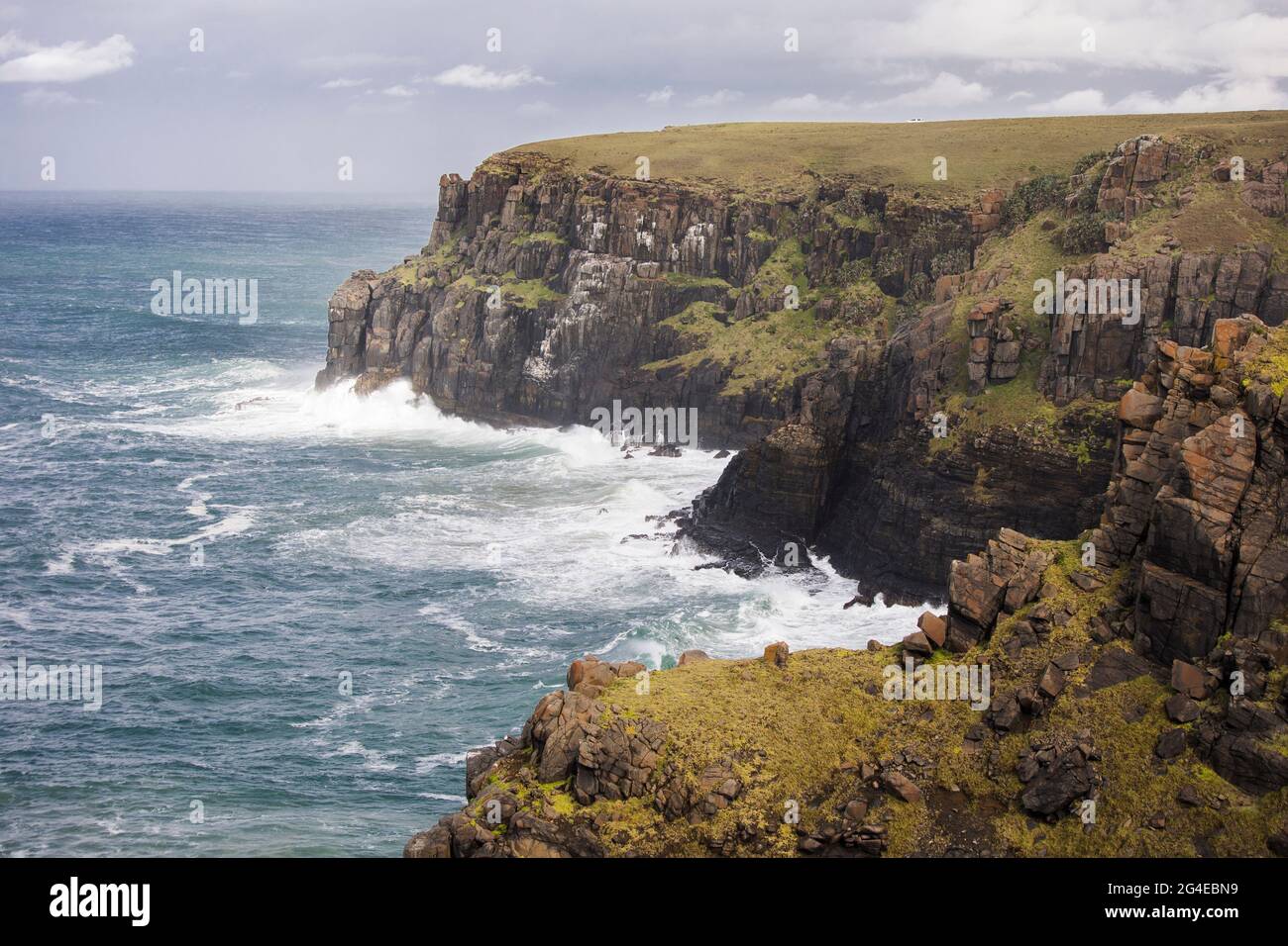 Grandes falaises sur le rivage de la côte sauvage de l'Afrique du Sud Banque D'Images