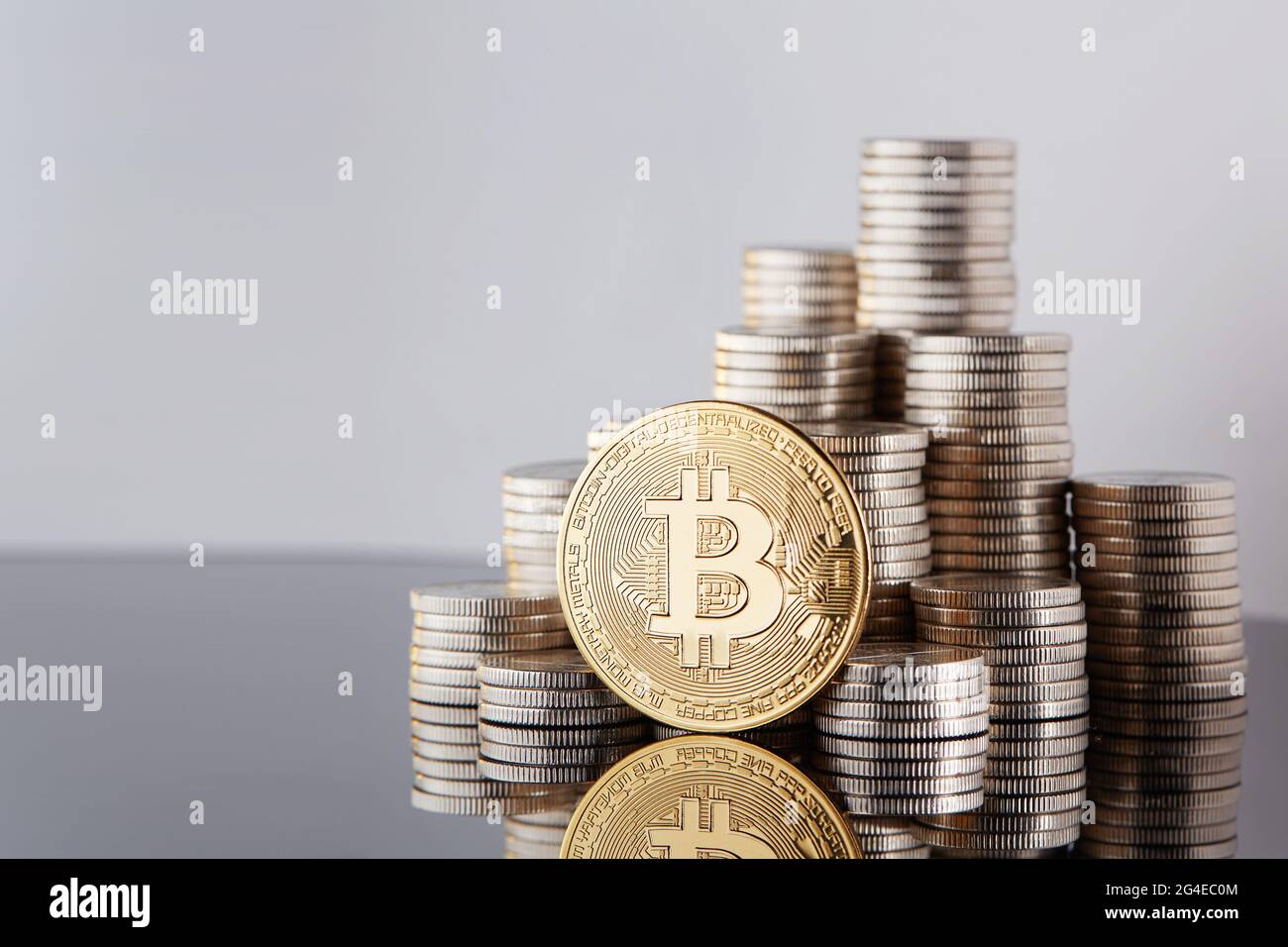 Monnaie numérique. Pièces de monnaie en bitcoin d'or sur fond gris. Bitcoin Gold blockchain Hard Fork concept. Symbole crypto-monnaie Banque D'Images