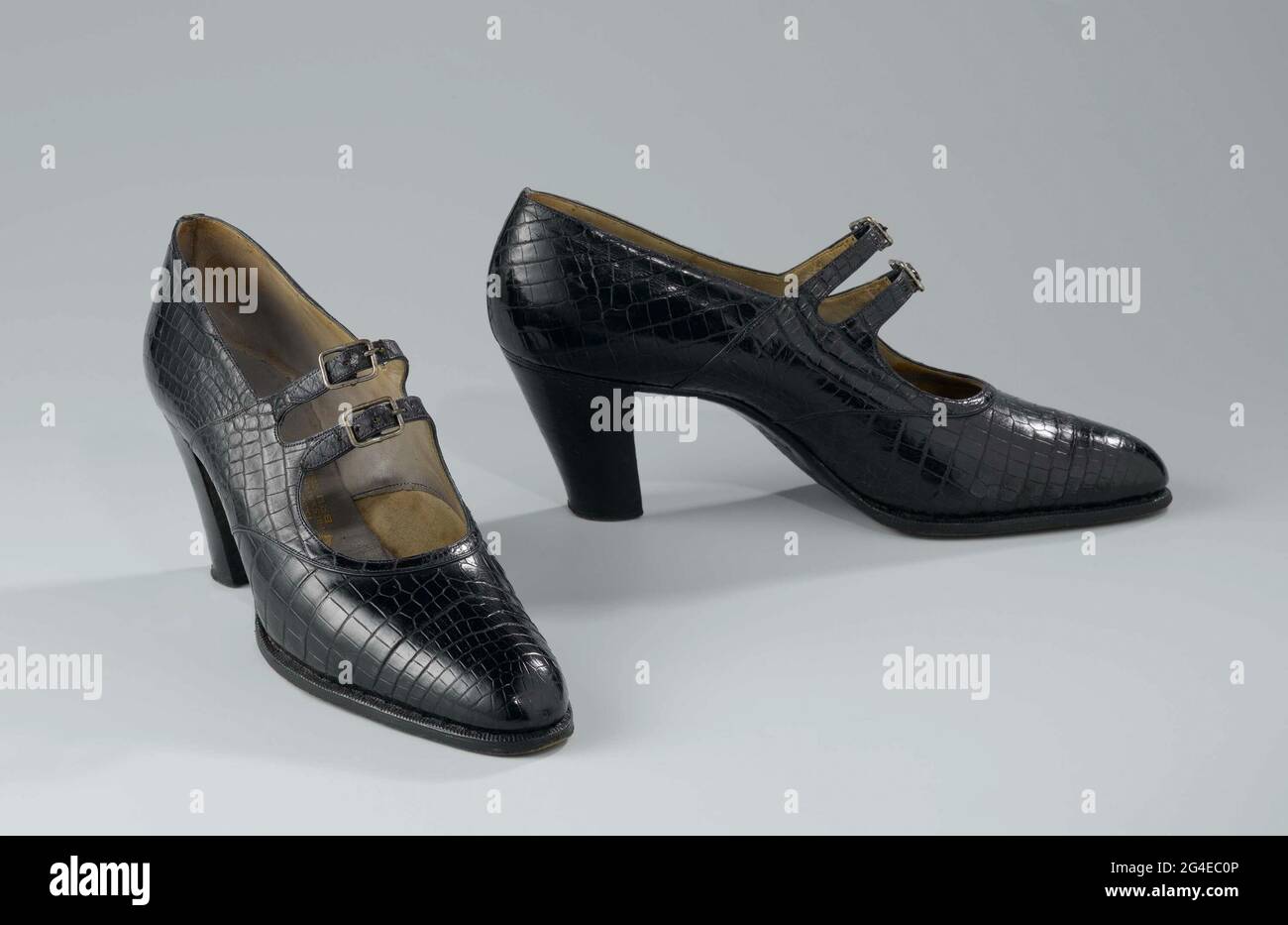 Chaussure droite en cuir crocodile bleu noir avec fermoir et talon haut  découvert. Modèle: La chaussure est composée d'une page de couverture, deux  bâtiments latéraux avec deux ceintures et boucles métalliques