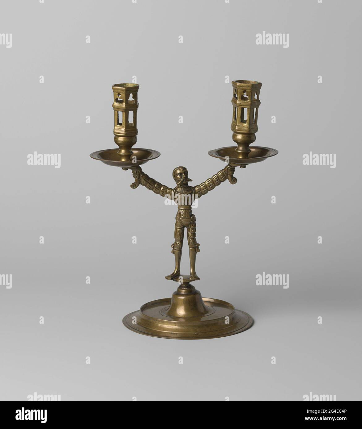Chandelier à deux bras avec une figure d'homme de campagne. Le chandelier  se compose de quatre parties: Le pied, la figure masculine, deux gros  porteurs, deux chandeliers. Les attrape-pieds et les graisses