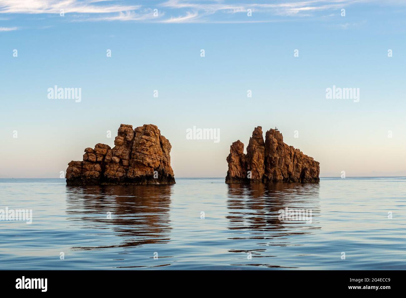 NES portes Rocks avec une croix sur le dessus, au nord de l'île de Paros en sortant de la mer Méditerranée parfaitement plate et calme, tôt le matin sans vent, Grèce. Banque D'Images