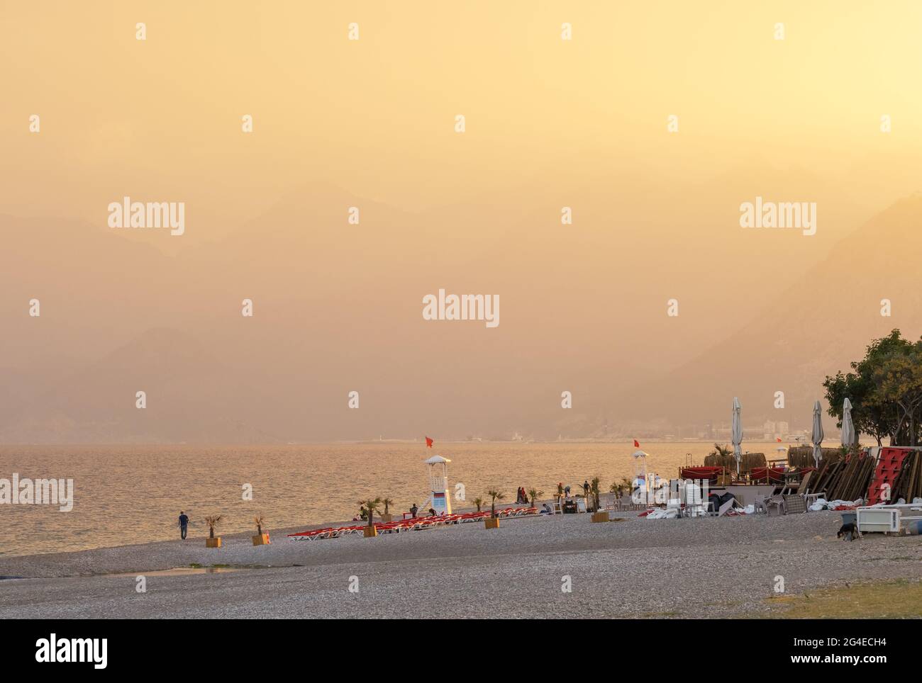 Antalya Konyaalti plage au coucher du soleil, Turquie Banque D'Images