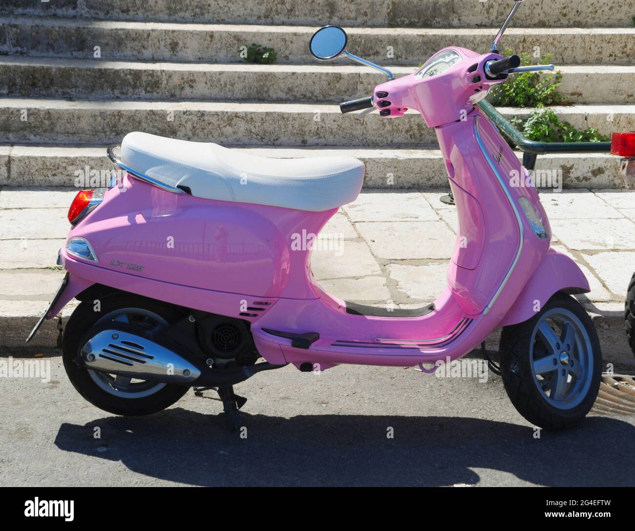 Pink Motor Scooter, Cadix, Espagne. Banque D'Images