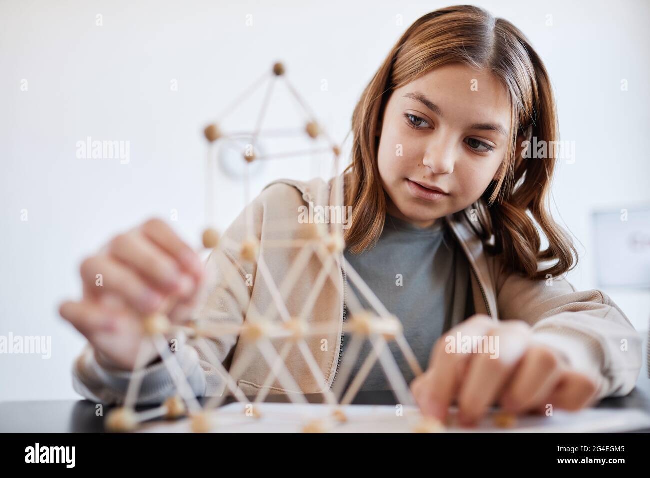 Portrait d'une jeune fille qui fait des modèles tout en appréciant la classe d'art et d'artisanat à l'école Banque D'Images