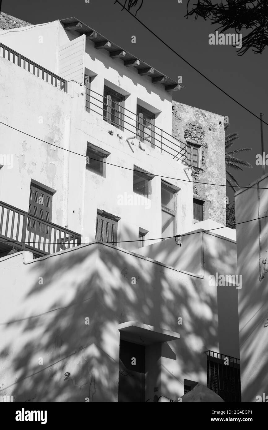 Vue sur quelques maisons anciennes de la ville (Chora) près du château (Kastro). Naxos, Grèce. Banque D'Images