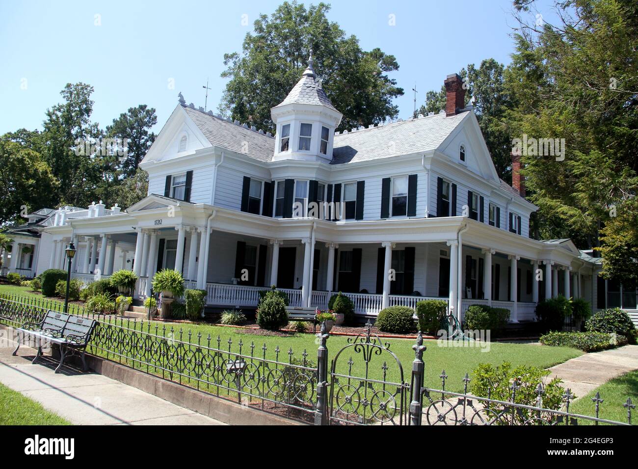Virginie, États-Unis. Grande, impressionnante, maison du XIXe siècle, avec grand porche enveloppant. Banque D'Images