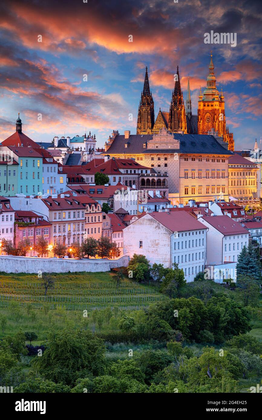 Vue sur Prague. Image d'un paysage urbain aérien de Prague, capitale de la République tchèque, avec la cathédrale Saint-Vitus au coucher du soleil d'été. Banque D'Images