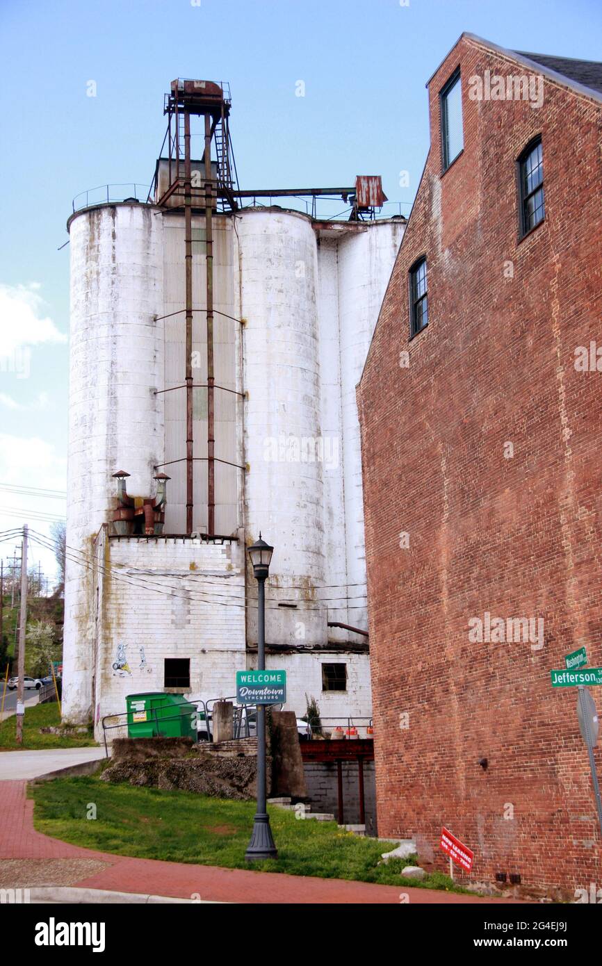 Lynchburg, Virginie, États-Unis. L'ancien moulin à farine du Piémont et les bâtiments de Silo sur Jefferson Street, convertis en lofts, avec les silos encore abandonnés. Banque D'Images