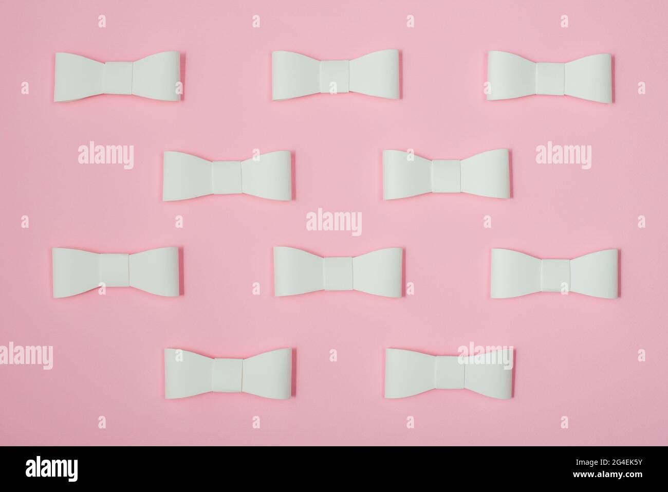 Rubans de papier blanc sur fond rose. Flat lay, vue de dessus. Banque D'Images