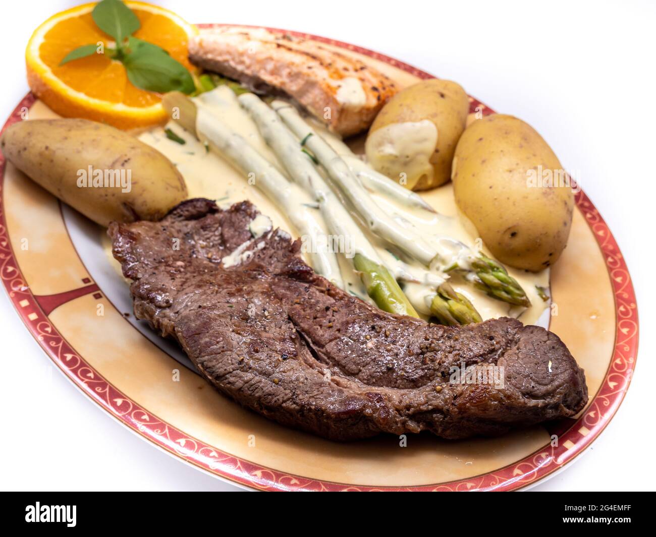 Steak de bœuf avec asperges vertes et saumon Banque D'Images