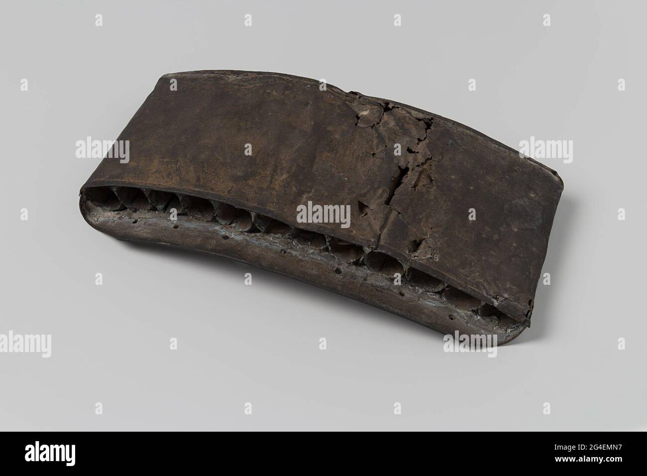 Patrontas de l'épave de l'East Indied Flying Heart. Cuivre oblong une boîte légèrement courbée dont les côtés sont arrondis. La boîte est à plat par le bas et ouverte au-dessus. À l'intérieur, contient douze tubes en cuivre (soudés). Dans le bord supérieur, il y a une rangée de petits trous qui ont servi à confirmer le tubage (absent). En plein état, l'arbre de la structure était en cuir, avec un couvercle en cuir et une ceinture. Les tubes à motif pourraient contenir 12 motifs de papier roulé avec poudre et une balle de mousball. BOÎTIER DE LA CARTOUCHE. Banque D'Images