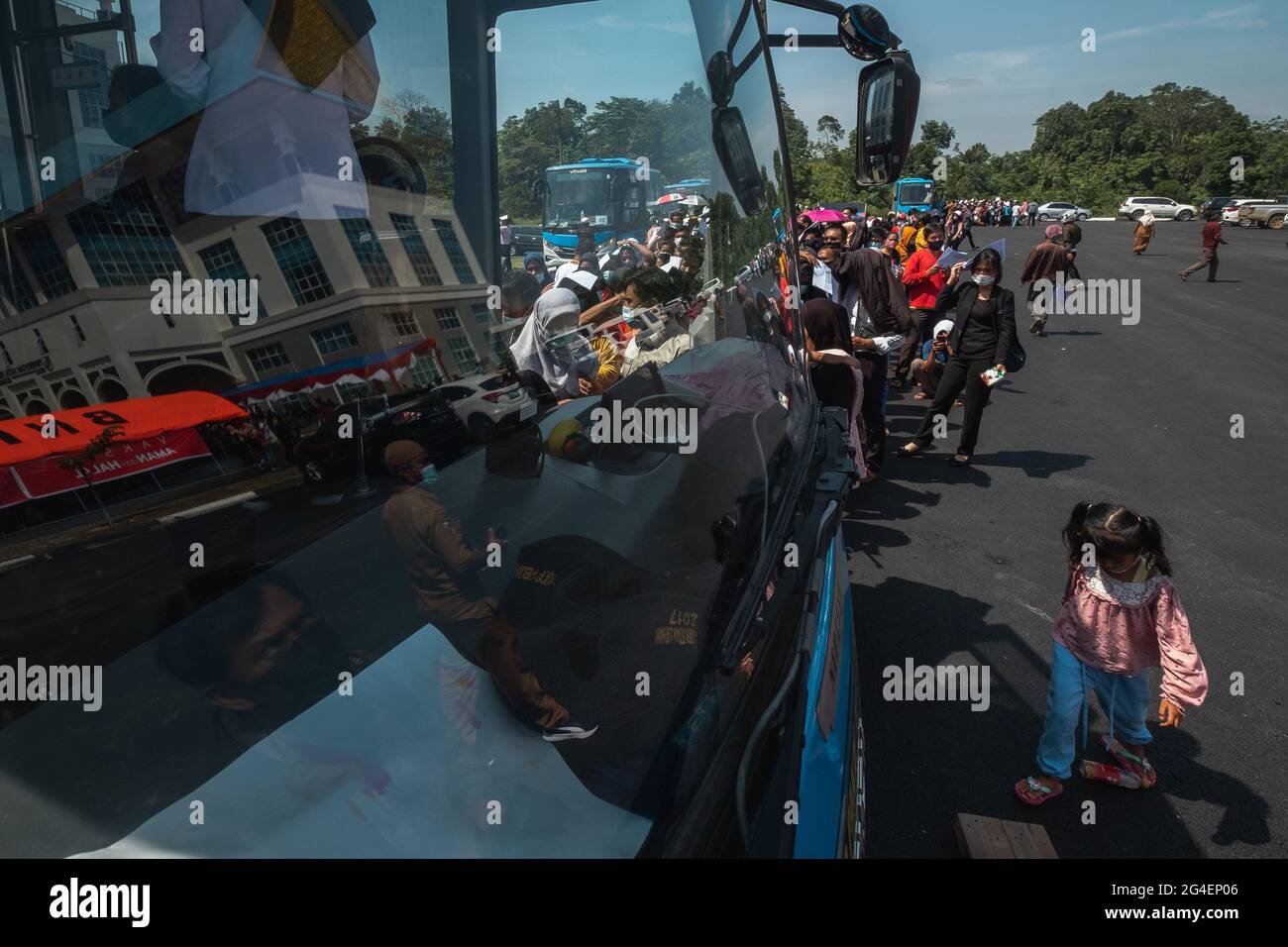 Pekanbaru, province de Riau, Indonésie. 21 juin 2021. Les résidents font la queue pour leur vaccination contre le virus Corona dans les bassidesdu soi-disant bus de vaccination de la ville de Pekanbaru, province de Riau, Indonésie, un autobus public converti. Avec le bus de vaccination, la régence de la ville de Pekanbaru tente d'obtenir l'hébergement de residentsin pour recevoir une vaccination de Corona. Credit: Afrianto Silalahi/ZUMA Wire/Alamy Live News Banque D'Images