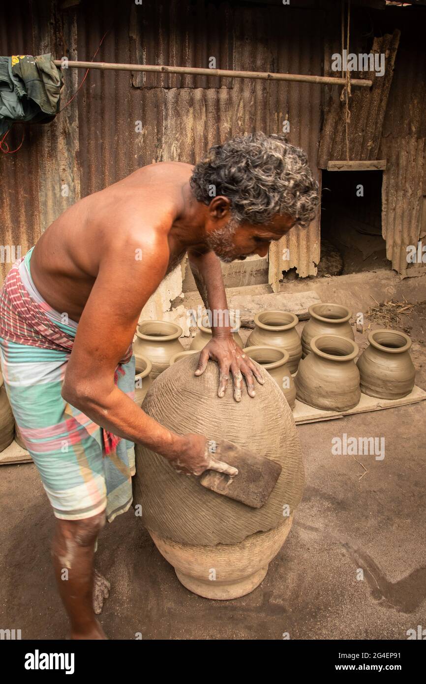 Potter travaille sur la cour. J'ai pris cette photo le 12 février 2021, de Nimtoli, Shekhoragar, Bangladesh Banque D'Images