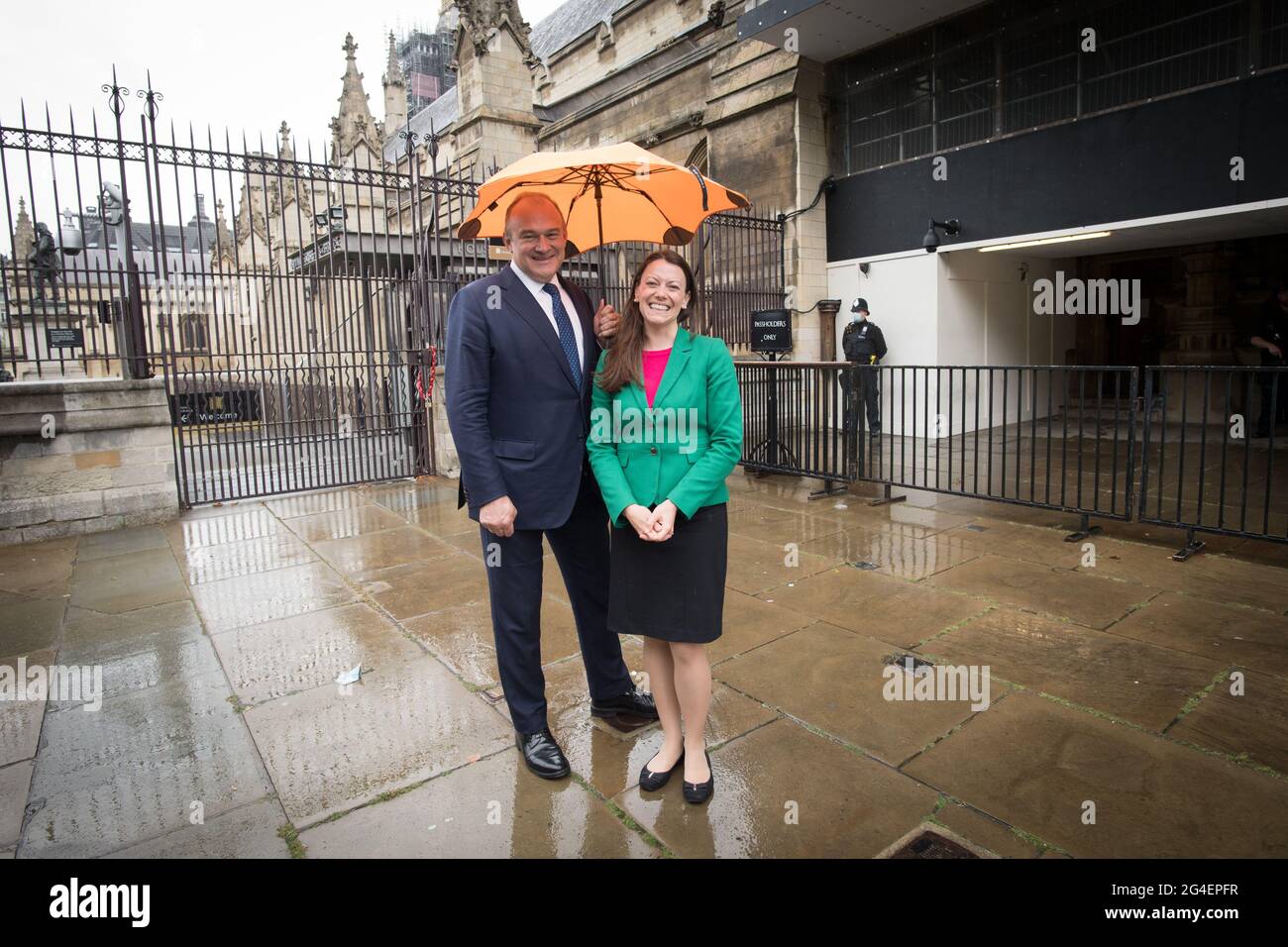 Sarah Green, députée libérale démocrate de Chesham et d'Amersham, est accueillie à la Chambre des communes par le chef du parti, Sir Ed Davey, à Westminster, à Londres. Date de la photo: Lundi 21 juin 2021. Banque D'Images