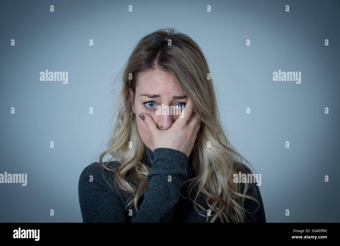 Portrait d'une jeune femme caucasienne attirante souffrant de dépression, de stress et d'anxiété. Triste et solitaire femme pleurant, se sentant déprimé, affligé Banque D'Images