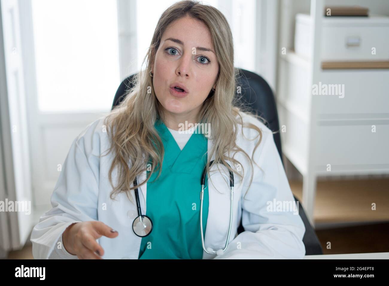 Jeune femme caucasienne attrayante médecin interagissant avec le patient dans la consultation vidéo en ligne, point de vue de l'écran ou de gros plan. Télémédecine, Santé Banque D'Images