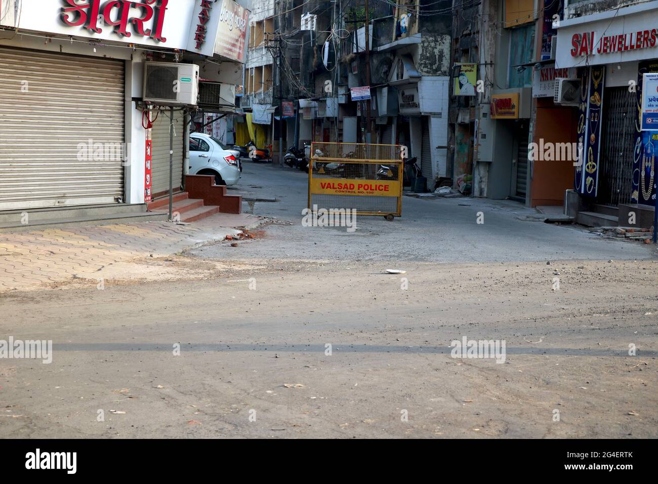 VALSAD, INDE - 03 avr 2020: Ville Valsad, état Gujarat, pays-Inde 28/04/2020 image d'un bloc de route avec barrière pendant l'écluse en Inde Banque D'Images