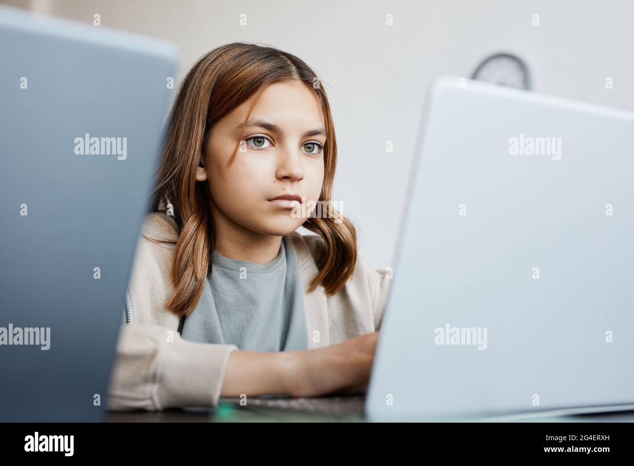 Portrait d'une jeune fille adorable utilisant un ordinateur portable pendant la classe informatique à l'école, espace de copie Banque D'Images