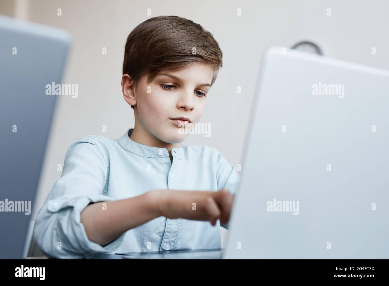 Portrait d'un élève utilisant un ordinateur portable pendant la classe INFORMATIQUE à l'école, espace de copie Banque D'Images