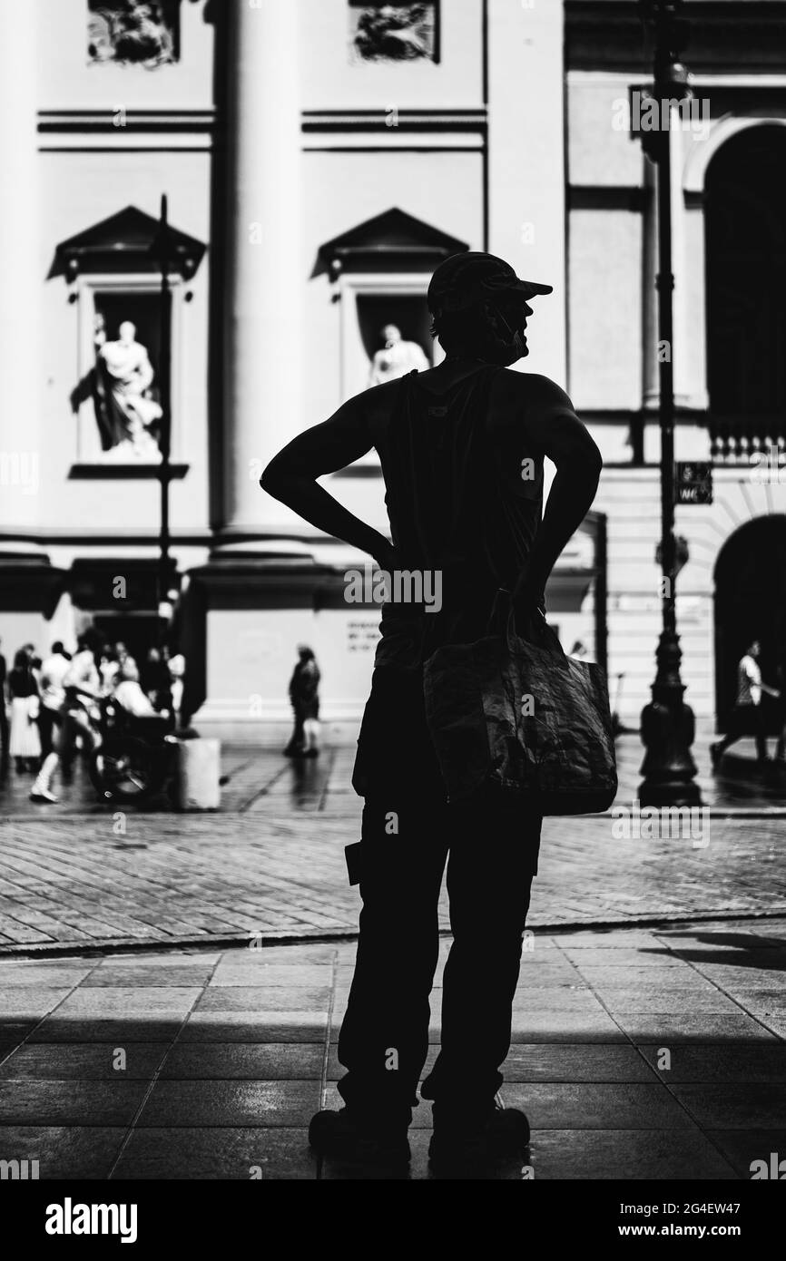Silhouette de l'homme dans les rues de Varsovie Banque D'Images