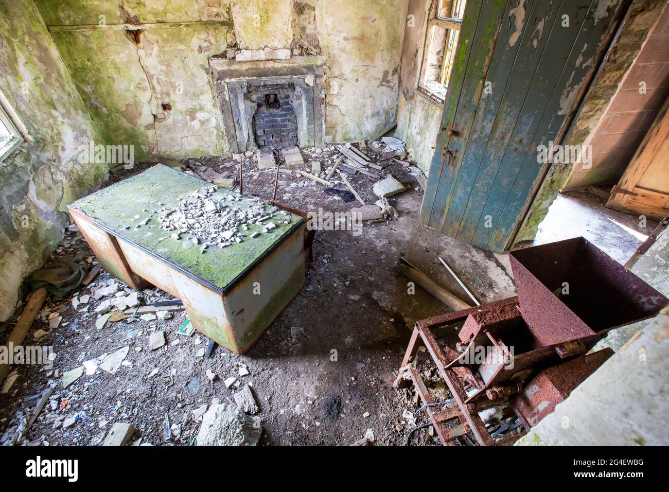 À l'intérieur des bâtiments miniers abandonnés à la mine Silverband, en dessous de Great Dun, tomba dans les Pennines du Nord, Cumbria, Royaume-Uni. Banque D'Images