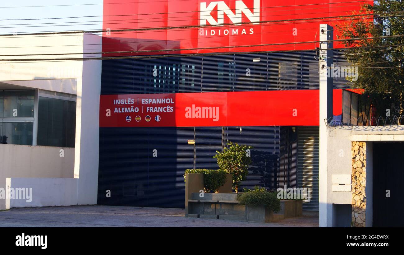 Façade de l'école de langue. École au Brésil enseignant l'anglais, l'espagnol, l'allemand et le français, le Brésil, l'Amérique du Sud avec parking pour les voitures dans panoramique vi Banque D'Images
