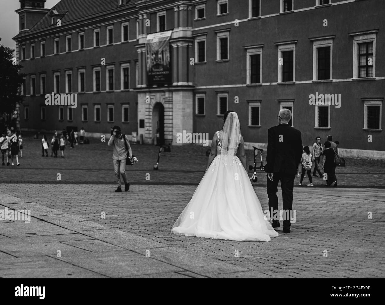 Séance de mariage dans les rues de Varsovie Banque D'Images