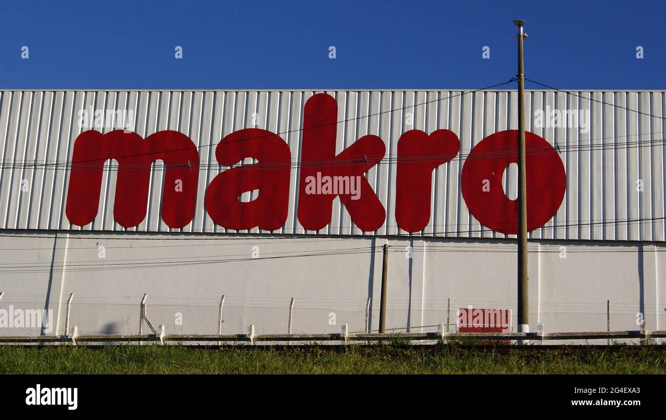 Logo. Chaîne de supermarchés Makro au Brésil, Amérique du Sud vue latérale avec vue panoramique de la botton up, Brésil, Amérique du Sud Banque D'Images Logo. Chaîne de supermarchés Makro au Brésil, Amérique du Sud vue latérale avec vue panoramique de la botton up, Brésil, Amérique du Sud Banque D'Images