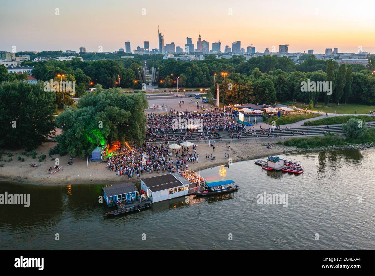 Zone ventilateur euro 2020, fans regardant le match de foot entre la Pologne et l'Espagne sur grand écran Banque D'Images