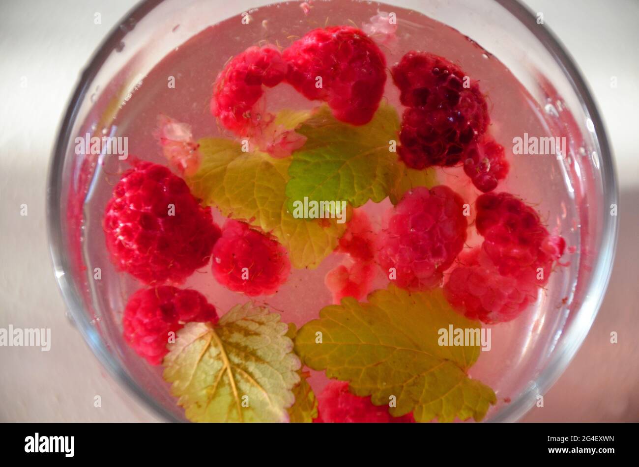 boissons rafraîchissantes avec framboises dans des verres à la menthe et à la glace. Detox cocktail d'eau différents types de limonade avec baies et fruits été glacé Banque D'Images