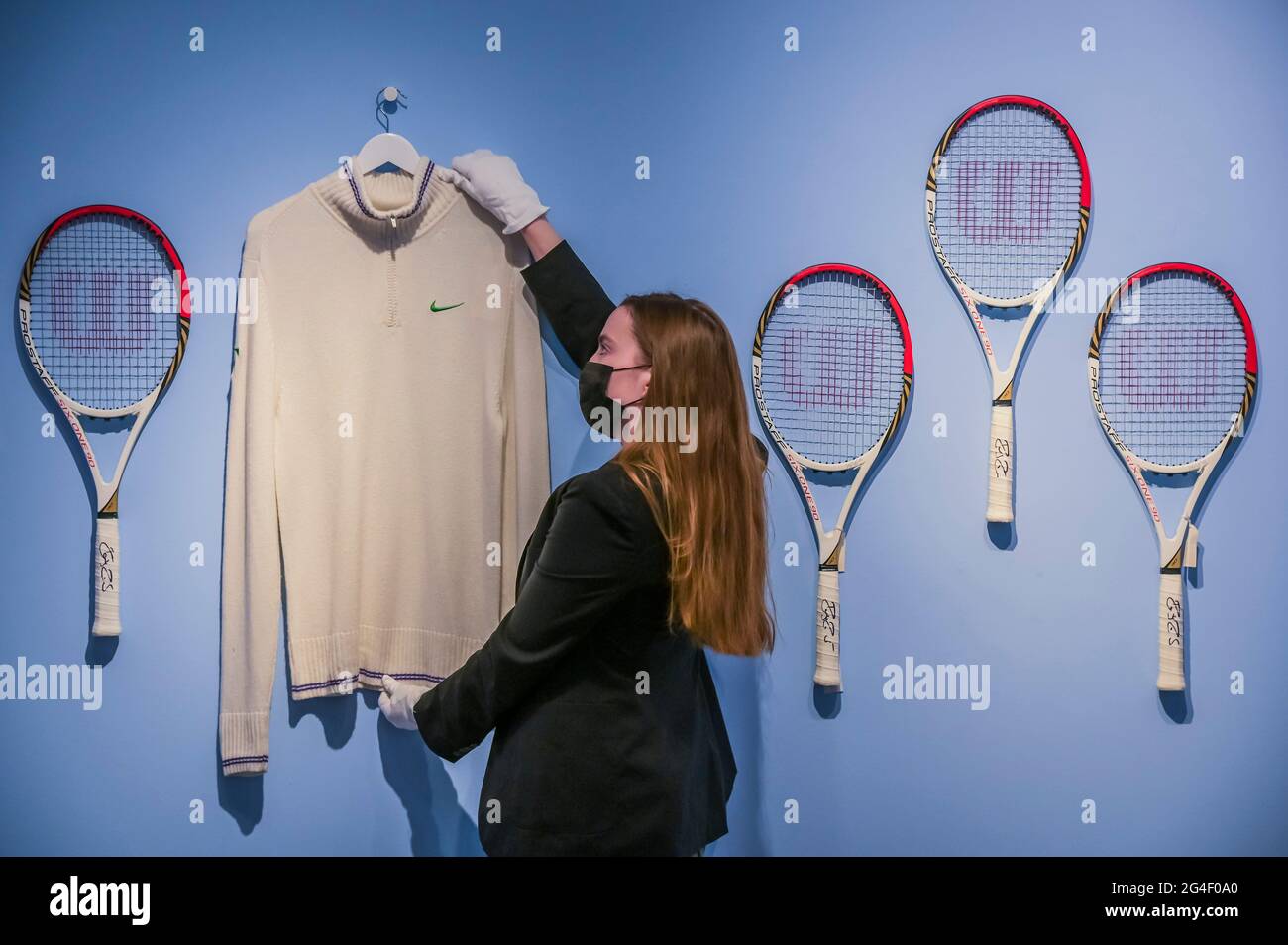 Londres, Royaume-Uni. 21 juin 2021. Le gilet et la raquette Wimbledon 2012  ont signé « Roger Federer », est entre 40,000 et 60,000 £ avec les  raquettes des Jeux Olympiques de Londres,